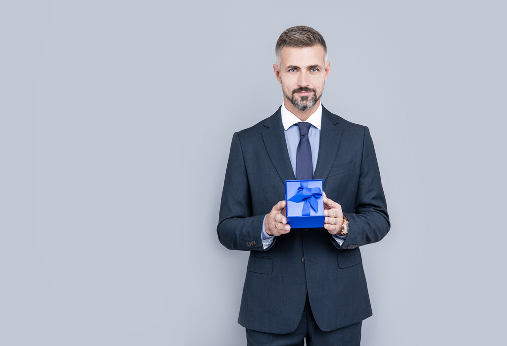 homem segurando um brinde de fim de ano para clientes