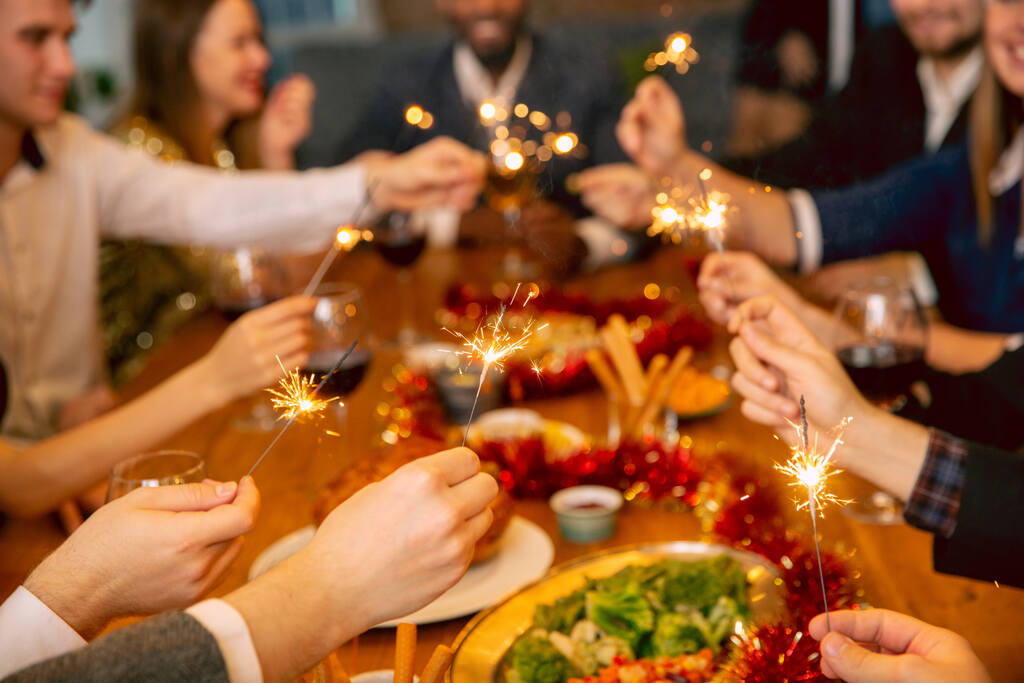 pessoas reunidas em mesa comemorando ano novo na empresa
