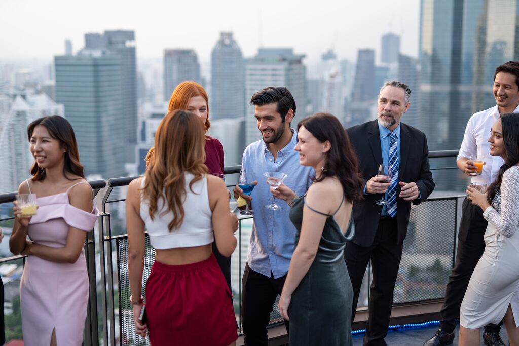 pessoas reunidas em confraternização de fim de ano na empresa