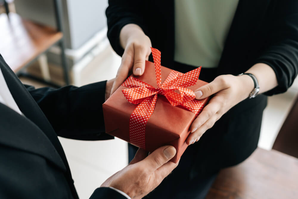 cliente recebendo brinde como mimo para clientes