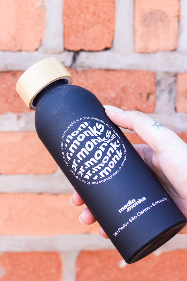 Squeezes personalizadas são brindes ecológicos e práticos que fortalecem sua marca! Descubra como usar para atrair novos clientes.